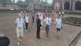 मंगलहाट स्थित जामा मस्जिद का जायजा लेते विदेशी पर्यटक। (फोटो जागरण)