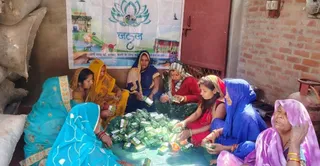 रौतेपुर गांव में साबुन बनातीं समूह की महिलाएं। जागरण