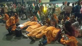 अभ्यर्थियों ने कफन ओढ़कर किया चक्काजाम।