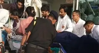 एम्स की इमरजेंसी के सामने ईडी डा. विभा दत्ता को एंबुलेंस में शिफ्ट करते डाक्टर व कर्मचारी। सौ. इंटरनेट मीडिया