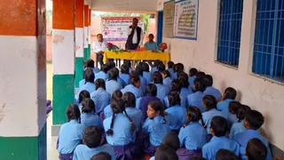 पुलिस अधिकारियों ने बच्चों को बहुत ही सरल तरीके से समझाया।