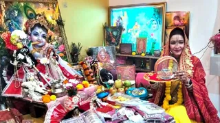 साध्वी इंदुलेखा ने नंदगांव में कान्हा के दर्शन कर खोला करवाचौथ का व्रत।