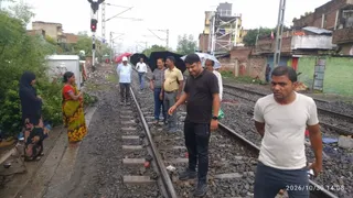 Bhagalpur Jamalpur Rail Section Track Clip Open: घटना के बाद रेल पटरी की मरम्मत करते रेलवे कर्मी और सुरक्षा अधिकारी