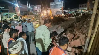 मकान ढहने से चाचा और भतीजे की मौत।