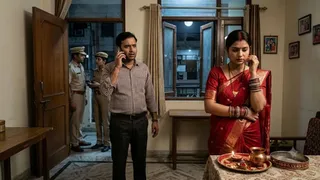पत्नी की जिद से नाराज होकर पति ने नाराज होकर पति ने पीसीआर पर कॉल कर दिल्ली पुलिस को मदद के लिए बुलाया। एआई इमेज