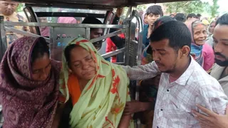 सारण में मृतक की रोती बिलखती मां