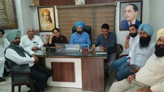 सरहिंदर नगर काउंसिल की बैठक में मौजूद पार्षद।