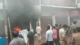 मलियाना में मकान में लगी आग।