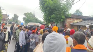 पुटेश्वर उरांव का शव देखने पहुंचने लोग। जागरण