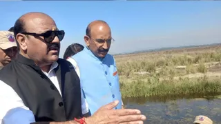 चिनाब पर बन रहे 206 करोड़ के पुल का निरीक्षण करते डिप्टी CM।