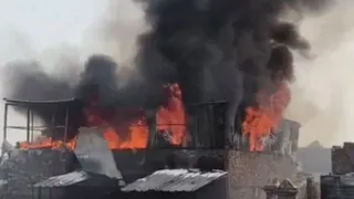 पटाखों के गोदाम में लगी आग के कारण उठती लपटें।