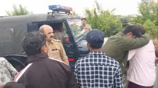 रोते-बिलखते मृतक के परिजन।