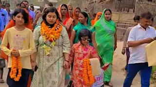 ग्रामीणों के बीच तेलनी गांव में बेटी प्राची (माला पहने)! : फाइल फोटो