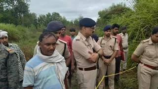 घटनास्थल पर जांच के दौरान मौजूद पुलिस