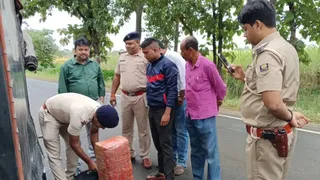 पश्चिम चंपारण के नरकटियागंज में जब्त गांजा को देखती पुलिस व जुटे स्थानीय लोग।