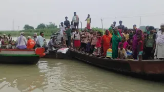 नावों में सवार यात्री। फोटो जागरण