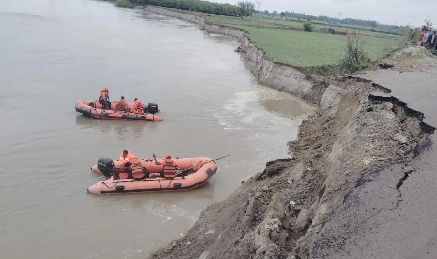 Car Falls into Ganga River in Unnao