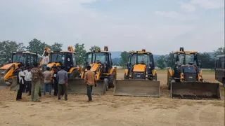 रामनगर के महाविद्यालय में पुछड़ी में अतिक्रमण तोड़ने के लिए बुलाई गई जेसीबी मशीन। जागरण