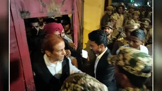 रामपुर जेल के गेट से बाहर निकलते आजम खां। जागरण
