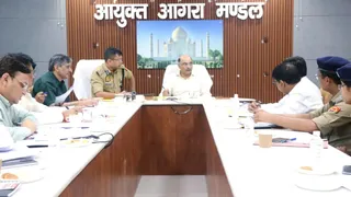 कमिश्नरी में अधिकारियों को निर्देशित करते मंडलायुक्त नगेंद्र प्रताप सिंह।