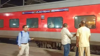 बक्सर जंक्शन पर खड़ी ट्रेन। (जागरण)