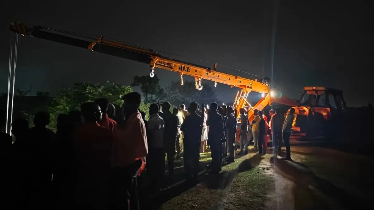 Banka Scorpio Accident Car Falls in Pond 1 Dead 4 Missing (1)