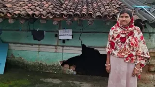 चक्रवाती बारिश के कारण अपने क्षतिग्रस्त मकान के सामने खड़ीं गोमिया प्रखंड की पंचमो पंचायत के रविदास टोला निवासी कविता कुमारी। (फोटो जागरण)