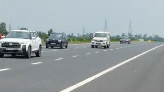 मंगरौला में गंगा एक्सप्रेस वे पर दौड़ते वाहन। जागरण