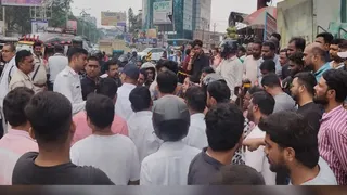 धनबाद के गोल बिल्डिंग के समीप ट्रैफिक पुलिस की कार्रवाई के विरोध में जुटे लोग। (फोटो साैजन्य)