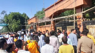 फिरोजाबाद में जीएनएम छात्रा के शव को लेकर पहुंचे परिवार के लोग।
