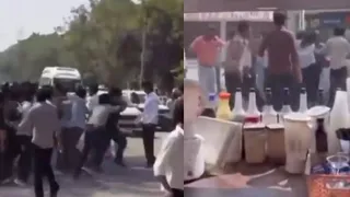 ग्रेटर नोएडा में छात्रों के दो गुटों में मारपीट। फोटो: वीडियो ग्रैब
