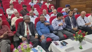 IRIMEE Jamalpur Railway Seminar: जमालपुर स्थित इरिमी में 'इंजीनियरिंग रोलिंग स्टॉक टेक्नोलॉजी' सेमिनार के दौरान तकनीकी प्रस्तुति देते विशेषज्ञ व उपस्थित रेल अधिकारी