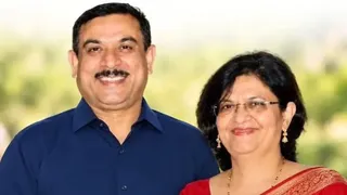 आईएएस अधिकारी शिखर अग्रवाल और उनकी पत्नी आईपीएस प्रशाखा माथुर। (फाइल फोटो।)