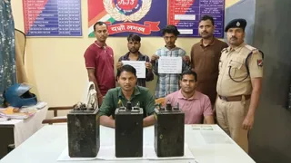 जमालपुर आरपीएफ द्वारा गिरफ्तार चोरी के आरोपी और पानी से बरामद की गई रेलवे सिग्नल बैटरियां