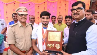 Para Athlete Shailesh Kumar Jamui: जमुई के अलीगंज प्रखंड अंतर्गत इस्लामनगर गांव में पैरा एथलीट शैलेश कुमार और उनके परिवार को सम्मानित करते जिला पदाधिकारी एवं पुलिस अधीक्षक