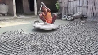 मिट्टी के दीये तैयार करते कुम्हार।
