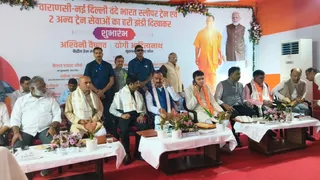बनारस के लिए मेमू रवाना होने के दौरान प्रयागराज रामबाग रेलवे स्टेशन पर उपस्थित उप मुख्यमंत्री केशव मौर्य व अन्य विशिष्टजन। जारगण