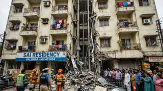 पालघर में पांचवीं मंजिल से गिरी लिफ्ट। (यह तस्वीर एआई द्वारा बनाई गई है)