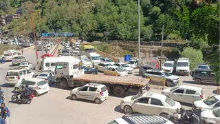 हिमाचल प्रदेश में पर्यटन का बढ़ता दबाव चिंता बढ़ा रहा है। मनाली में लगा ट्रैफिक जाम। जागरण आर्काइव