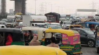 सेक्टर- 62 के पास नोएड़ा की तरफ लगे जाम में फंसे वाहन। जागरण