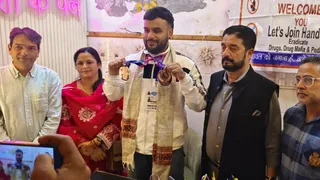 उज्बेकिस्तान से नाहन पहुंचने पर याववेंद्र चौहान व अन्य।