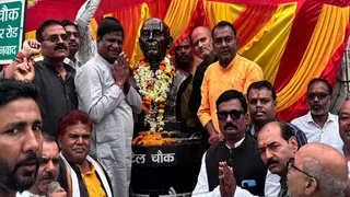Sardar Vallabhbhai Patel Jayanti: हीरापुर में श्रद्धांजलि देते सांसद ढुलू महतो और अन्य। (फोटो साैजन्य)