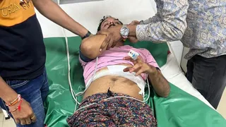 प्रयागराज के काल्विन अस्पताल में भर्ती गोली से घायल शिवम। जागरण