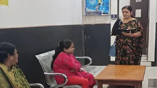 धनबाद स्टेशन के प्रतीक्षालय में महिला यात्रियों से बातचीत करतीं पूजा रत्नाकर। (फोटो साैजन्य)