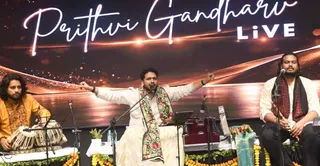 मर्चेंट्स चैंबर सभागार में लक्ष्मी देवी ललित कला अकादमी की ओर से आयोजित संगीत संध्या में गजल की प्रस्तुति देते पृथ्वी गंधर्व (मध्य में )। जागरण