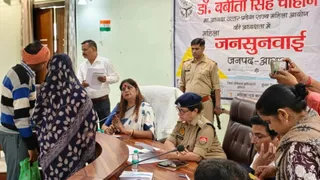 पीड़ित परिवार की व्यथा सुनतीं राज्य महिला आयोग अध्यक्ष बबीता सिंह चौहान।