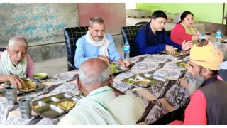 एक बुजुर्ग ने बताया कि उनका बिल्डर बेटा मर्सिडीज में घूमता है, लेकिन घरेलू कलह के कारण उन्हें वृद्धाश्रम में रहना पड़ रहा है।
