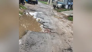 अधिकारियों व ठेकेदार के खिलाफ आक्रोश व्यक्त करते हुए जांच की मांग की है।