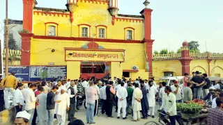 आजम खान के जेल से छूटने की सूचना पर जेल के बाहर एकत्र सपा कार्यकर्ता।