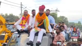 कार की छत पर बैठे भाजपा अल्पसंख्यक मोर्चा के प्रदेश मंत्री दानिश